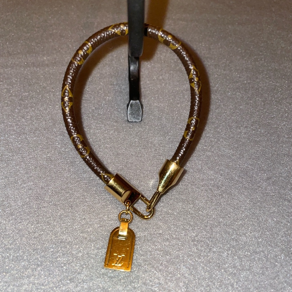 LV Monogram Bracelet Jewelry AV Show Louis Vuitton Bracelet - Picture 5 of 15